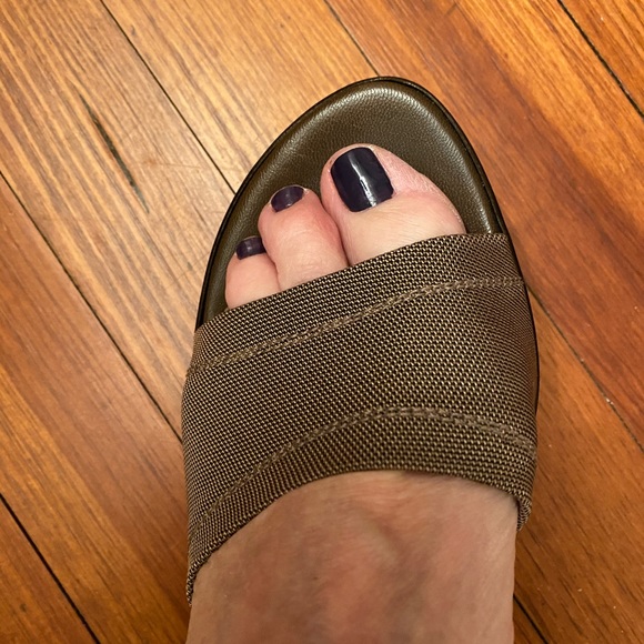 Like new! Stuart Weitzman platform slides - Picture 3 of 6